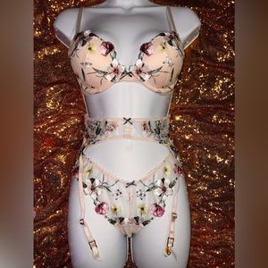 Victoria’s Secret 4pc set. 34B size (M) includes garter, thong & bikini panties